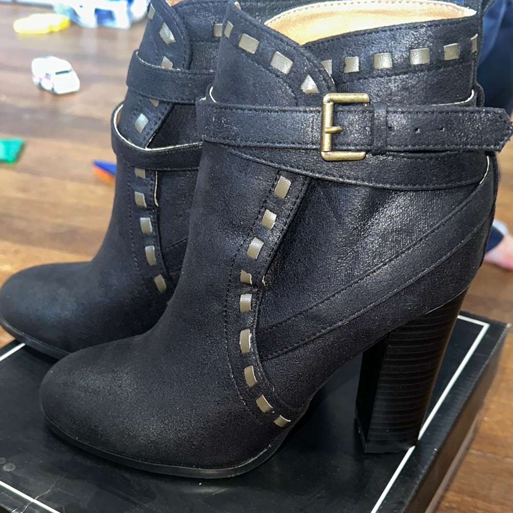Qupid Reborn-24 Black Faux Suede Ankle Booties
